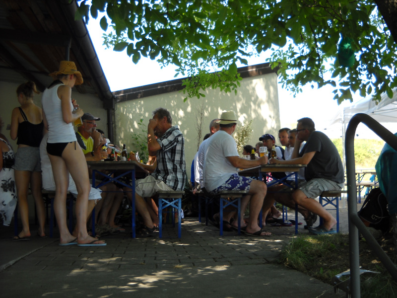 Im Schatten bei der Gemeindehalle