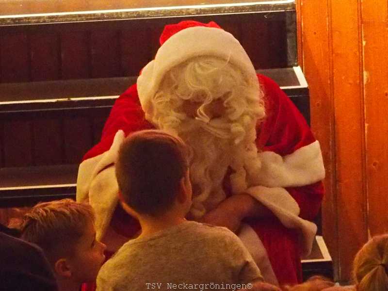 Der Weihnachtsmann treibt es mit zwei braven Mädchen